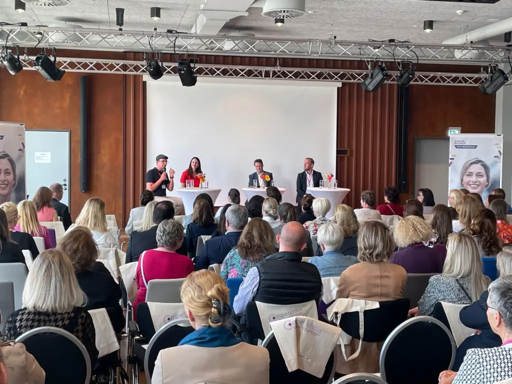 Podiumsgespräch mit Heiner Fischer vor vollem Saal